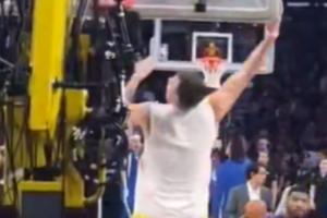 都興奮的跳起來(lái)了！東契奇360°轉(zhuǎn)身單手重扣+超高弧線(xiàn)推射三分