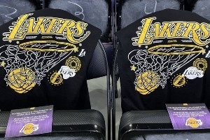 湖人在每個座位放置揭幕之夜定制T恤 背部印有新賽季所有賽程！