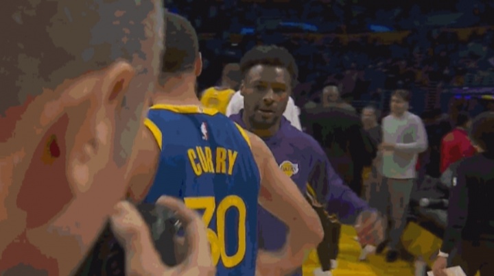 ??老詹提前溜了？庫里賽后和小詹簡單抱抱致意