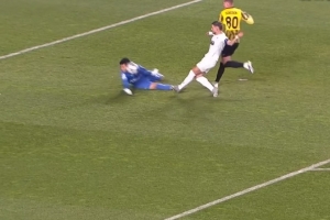 硬漢??凱拉特門將出擊用頭擋出對(duì)手單刀 歐冠5次撲救獲10分滿分