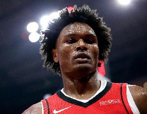 末節(jié)抽筋傷退！阿門首發(fā)控衛(wèi)攻防拼盡全力 得到18分4板5助4失誤