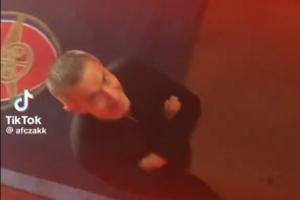 幕后英雄，轉(zhuǎn)會的神！阿森納球迷賽后朝貝爾塔大喊，后者微微一笑