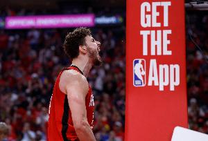 要三雙的節(jié)奏！申京上半場(chǎng)砍下10分5籃板5助攻 正負(fù)值+9