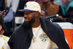 追夢：看到勒布朗穿便裝坐場邊很奇怪 這老家伙坐在禪師位子上