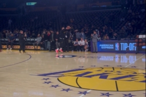 這手感逆天了！東契奇離三分線一米遠(yuǎn) 投進(jìn)對(duì)面筐超遠(yuǎn)三分還空心