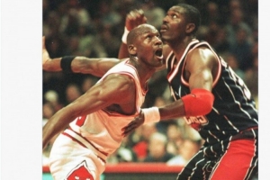 強(qiáng)強(qiáng)對(duì)話！美媒曬喬丹和大夢(mèng)同框照：揭幕戰(zhàn)的亞歷山大和申京