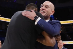 NBA總裁你好！杜蘭特賽前和蕭華擁抱寒暄