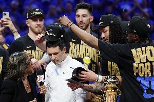 升起冠軍旗幟&領(lǐng)戒指！戴格諾特：很開心球迷能經(jīng)歷這樣時刻