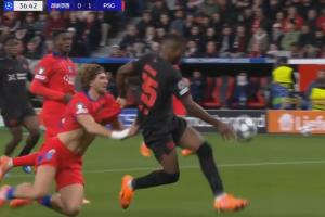 踢得有點(diǎn)臥底！巴黎后衛(wèi)扎巴爾尼兩次送點(diǎn)+拿到紅牌被罰下