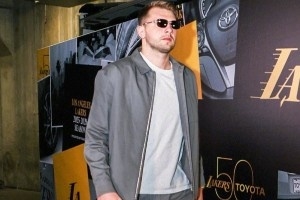 湖人入場(chǎng)照：東契奇簡(jiǎn)約穿搭+墨鏡 里夫斯灰色衛(wèi)衣印著“中國(guó)”