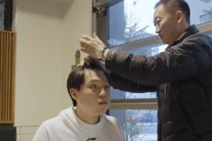 楊瀚森找了家30美刀的理發(fā)館？劉維偉：我?guī)Ъ糇觼?lái)的 我給你剪