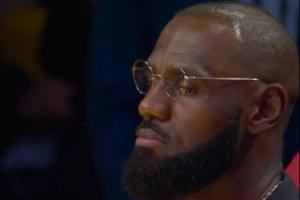 ??在想啥？湖人大比分落后 詹姆斯在場(chǎng)邊瞇著眼&面無(wú)表情