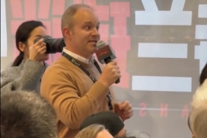 外國球迷用中文提問：楊瀚森你覺得在NBA訓(xùn)練和在山東有何區(qū)別？