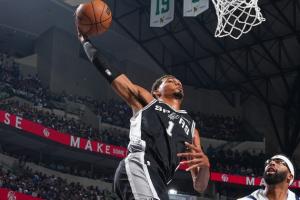 ??今日最佳照片？文班突破迎著濃眉的防守上演恐怖掄扣！