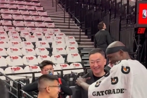 師徒重聚！劉維偉現(xiàn)身開(kāi)拓者球館 與前青島男籃外援里斯寒暄