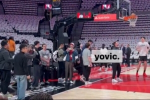 迎常規(guī)賽首秀！拓記：楊瀚森進(jìn)場熱身 場邊圍滿了媒體