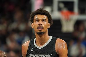 40+15！媒體人：文班亞馬用這一場(chǎng)比賽正式宣告自己沖著MVP來了