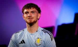 維拉隨隊(duì)記者：習(xí)慣快速傳球的埃利奧特仍需在維拉繼續(xù)適應(yīng)