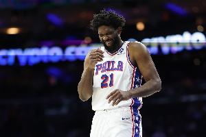 低迷！恩比德半場(chǎng)6投僅1中拿到4分3板 三分2中0