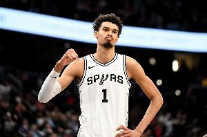 這表現(xiàn)值多少錢？帕金斯：馬刺可能得給文班一份5年10億的合同