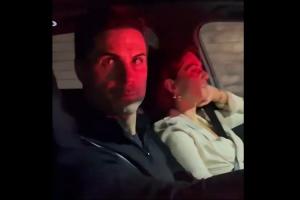 成固定景點(diǎn)了??阿爾特塔駕車被球迷堵住，妻子翻白眼無(wú)奈扶額