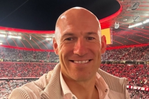 好久不見！41歲羅本重返慕尼黑，現(xiàn)場觀戰(zhàn)拜仁vs布魯日的歐冠比賽