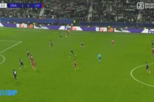 空門(mén)不傳??薩拉赫無(wú)視空門(mén)的維爾茨小角度打門(mén)，維爾茨氣得跳腳