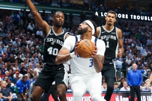 文班這我能防??？濃眉22分13板1助2斷1帽 被文班亞馬40分15板打爆