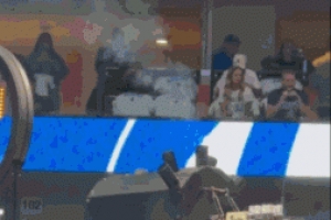 獨(dú)行俠馬刺籃球架上方煙花機(jī)疑似起火  比賽開(kāi)始后還在冒煙