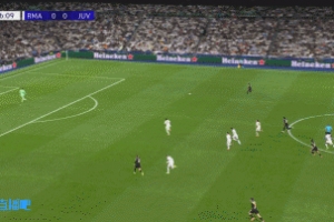 尤文連續(xù)配合反擊，卡盧盧傳中被阿森西奧解圍