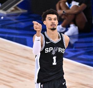 巔峰的你能防文班嗎？考辛斯：不可能 他根本沒(méi)法防