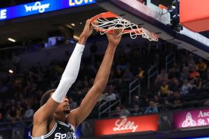 夏天苦練成果！文班完爆濃眉+萊夫利雙塔 29分鐘狂砍40分15板3帽