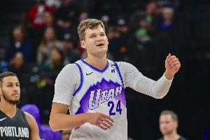 怎么投怎么進(jìn)！爵士上半場三分命中率高達(dá)57.1% 把快船投懵了