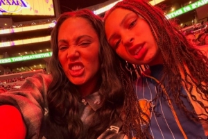 阿耶莎與大女兒現(xiàn)場支持庫里：17個賽季了！我們的驕傲到無以言表