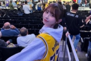 昨日在湖人主場(chǎng)觀戰(zhàn)！日本性感女星曬身穿東契奇的球衣照