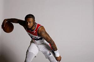 沖擊力不錯(cuò)！惠特摩爾替補(bǔ)12中6拿到14分 搶5籃板&其中2前場(chǎng)板