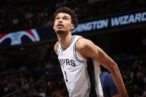 這還是人類嗎？文班隨心所欲肆虐籃筐 半場僅投1個三分砍21+8+1帽