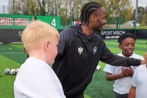 無球可踢！斯特林近日帶小學(xué)生進(jìn)行足球訓(xùn)練，已被排除出藍(lán)軍計劃