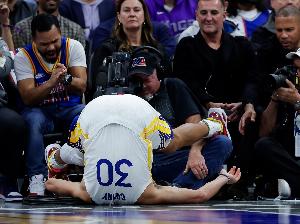 骨子里的浪??庫里快攻2打1背傳砸自己腳直接失誤……