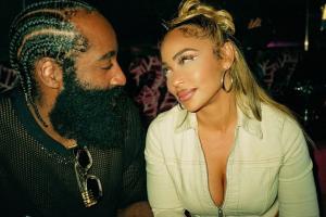 哈登撩妹：跟朋友要電話 早上8點連打5次還開視頻 女友稱他不會撩