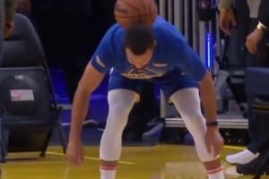 庫里大秀足球技巧脖子接球 logo shot穩(wěn)穩(wěn)命中