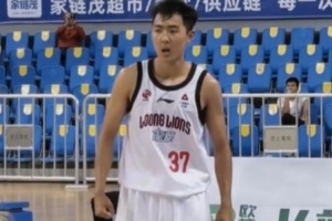 全力以赴！逄硯鈞的強(qiáng)硬球風(fēng)奠定了廣州龍獅攻防兩端的底氣??