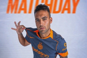 強(qiáng)強(qiáng)對話！國米發(fā)布客戰(zhàn)那不勒斯海報(bào)：勞塔羅單人出鏡