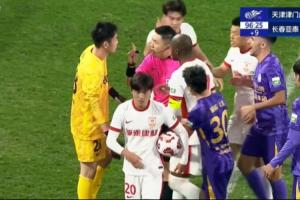 白忙活！亞泰門將拖延時間染黃，隨后示意抽筋被主裁指著鼻子警告