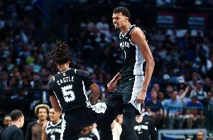 統(tǒng)治攻防！文班亞馬半場(chǎng)10中6拿下12分8板1助5帽