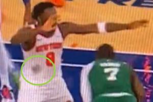 ??發(fā)際線粉蹭掉了！杰倫-布朗的頭一通亂蹭 OG球衣一大團(tuán)黑