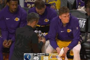 傷不起啊！隊(duì)醫(yī)在場(chǎng)邊幫東契奇治療首節(jié)因切球挫傷的手指