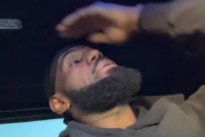 詹姆斯曬車內(nèi)搖頭晃腦聽歌自嗨：今早的心情！