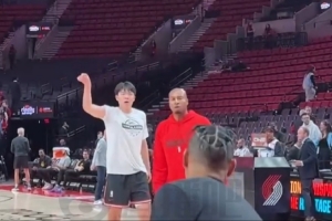 小吧直擊楊瀚森賽前訓(xùn)練 抗干擾三分命中率不高 隨后突破轉(zhuǎn)身暴扣