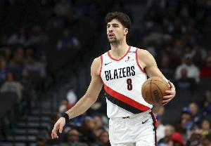 強(qiáng)得一批！阿夫迪亞半場(chǎng)13中8&三分6中4砍下20分 次節(jié)13分！